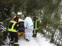 Über einen Waldweg musste die verletzte Person transportiert werden. (Bild: Feuerwehr Weinheim, Ralf Mittelbach)