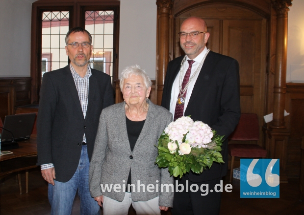 Den Stock wollte Dr. Helene Eggert (mitte) nicht auf dem Abschiedsfoto haben. Oberbürgermeister Heiner Bernhard (rechts) verabschiedete mit ihr das älteste Gemeinderatsmitglied. Als Nachfolger verpflichtete er Dr. Andreas Marg (links).