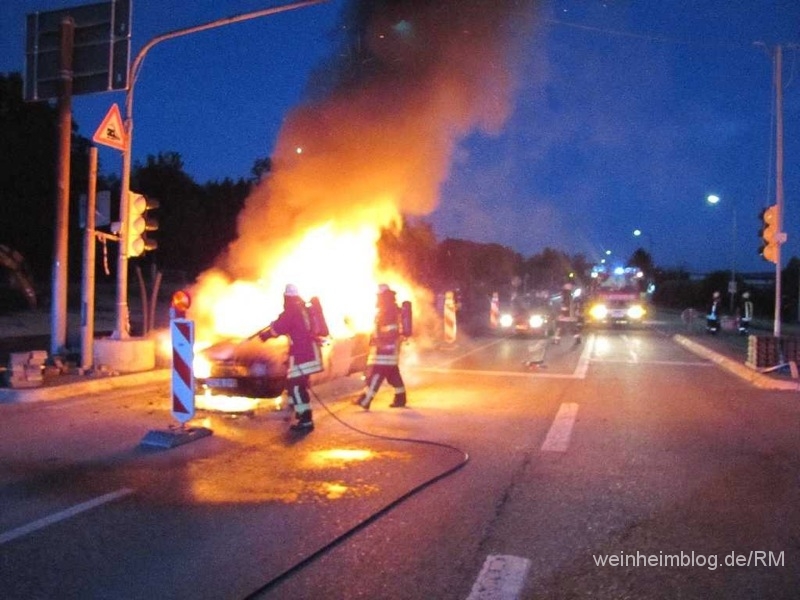 Fahrzeug komplett ausgebrannt – B3 am spÃ¤ten Abend gesperrt